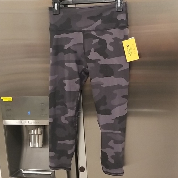 💕BECCO💕 Capri Yoga Leggings ~ Camo Print - Picture 1 of 8